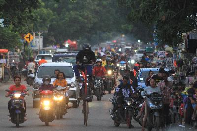 Warga memadati jalan saat pelaksanaan PSBB di Indramayu, Jawa Barat, kemarin. ANTARA/Dedhez Anggara
