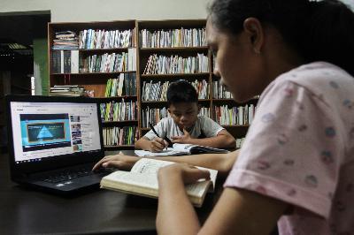 Siswa mengerjakan tugas sekolah di rumahnya di Pekanbaru, Riau, 16 April lalu. ANTARA/Rony Muharrman