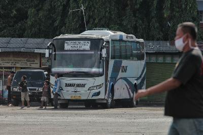 Bus yang terparkir karena tidak beroperasi di Terminal Bekasi, Jawa Barat, kemarin. TEMPO/Hilman Fathurrahman W
