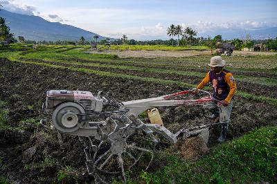 Petani membajak sawah di Desa Porame, Kabupaten Sigi, Sulawesi Tengah, 18 April 2020. ANTARA/Basri Marzuki