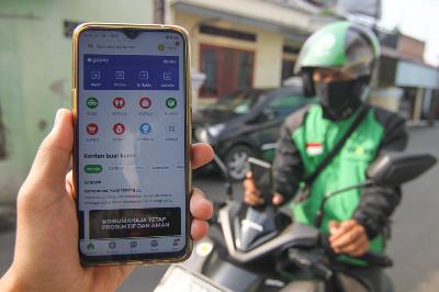 Seorang pengguna ojek online menunjukkan layanan GoFood di Kawasan Kalisari, Jakarta Timur. ANTARA/Asprilla Dwi Adha