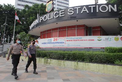 Aggota kepolisian bersiap melakukan patroli keamanan di kawasan Bunderan Hotel Indonesia, Jakarta, 28 April 2020. ANTARA/Reno Esnir
