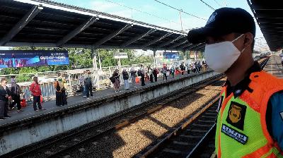 Petugas peron memantau penumpang KRL Commuterline saat menunggu giliran untuk naik kereta di Stasiun Bekasi, Jawa Barat, 5 Mei 2020. TEMPO/Hilman Fathurrahman W