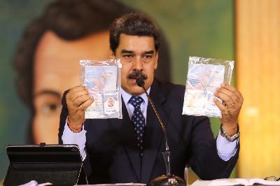 Presiden Venezuela Nicolas Maduro memperlihatkan sejumlah dokumen dalam jumpa pers virtual di Caracas, 6 Mei 2020. Miraflores Palace/Handout via REUTERS