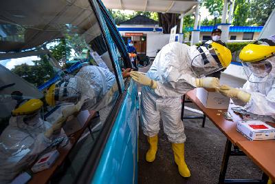 Tim medis mengambil sampel darah pengemudi taksi saat Rapid Test Drive Thru di Kemenhub, Jakarta, 20 April 2020. Tempo/Tony Hartawan