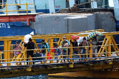 Pemudik asal Bali turun dari kapal setelah tertahan semalam karena pembatasan penyeberangan  Pelabuhan Ketapang Banyuwangi, 3 Mei 2020. ANTARA/Budi Candra Setya