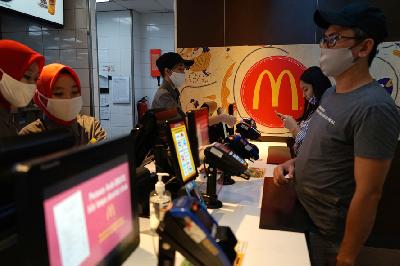 Pelayan membuatkan pesanan pelanggan di McDonald Sarinah, Jakarta, 8 Mei 2020. TEMPO/Muhammad Hidayat
