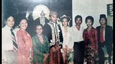 Son Diamar (kanan), Sudewi Martine (kedua kiri), dan istri  Utuy, Rd. Asiah Tedjakeraton (ketiga kiri), saat foto keluarga di acara pernikahan anak bungsu Utuy Tatang Sontani, di Jakarta, 1980./Dok. Keluarga