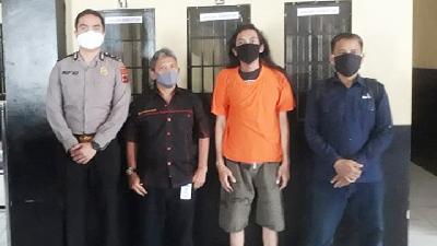 Diananta Sumedi (Kedua dari kanan) ditahan di rumah tahanan Polda Kalimantan Selatan, kemarin./Dok. Ketua IWO Kalsel/Anang Fadhilah