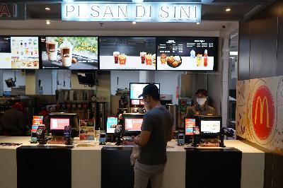 Warga membeli makanan di McDonald Sarinah, Jakarta, 8 Mei 2020.  TEMPO/Muhammad Hidayat