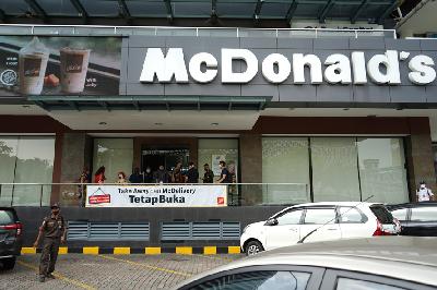Petugas beraktivitas di McDonald Sarinah, Jakarta, 8 Mei 2020. TEMPO/Muhammad Hidayat