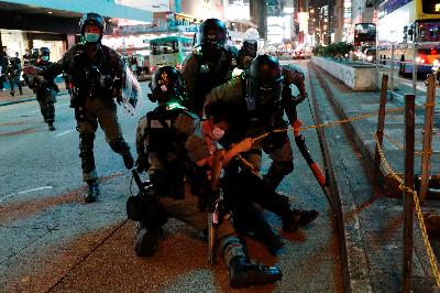 Polisi anti huru-hara menahan seorang demonstran anti-pemerintah di Mong Kok, Hong Kong, Cina, 10 Mei 2020. REUTERS/Tyrone Siu