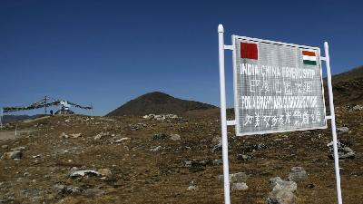 Tandai perbatasan India-Cina di Bumla, negara bagian Arunachal Pradesh, India timur laut, 11 November 2009. REUTERS/Adnan Abidi