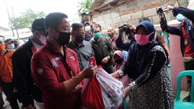 Menteri Sosial Republik Indonesia, Juliari Batubara (kiri) memberikan bantuan sembako untuk warga di Kayuringin, Bekasi, 9 Mei 2020. TEMPO / Hilman Fathurrahman W