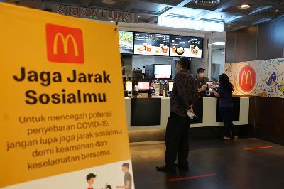 Pelanggan membeli makanan di McDonald Sarinah, Jakarta, 8 Mei 2020.  TEMPO/Muhammad Hidayat