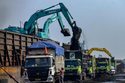 Bongkar muat batu bara di Pelabuhan Karya Citra Nusantara (KCN) Marunda, Jakarta, November 2019. Tempo/Tony Hartawan