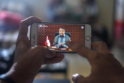 Wartawan tengah melihat secara daring pemaparan Gubernur Bank Indonesia, Perry Warjiyo di Jakarta, 29 April 2020. Tempo/Tony Hartawan