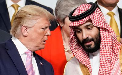 Pangeran Mohammed bin Salman bersama Donald Trump pada pertemuan G20 di  Osaka, Jepang, 28 Juni 2019.  REUTERS/Kevin Lamarque