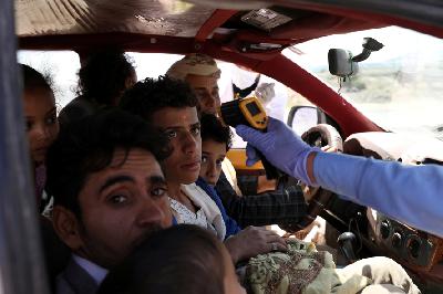 Petugas kesehatan mengukur suhu warga di pintu masuk utama Sanaa, Yaman, 9 Mei 2020. REUTERS/Khaled Abdullah 