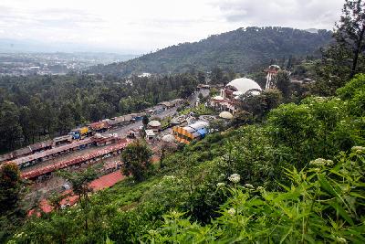 Suasana di kawasan wisata, Puncak, Bogor, Jawa Barat, 11 April 2020.  ANTARA/Yulius Satria Wijaya