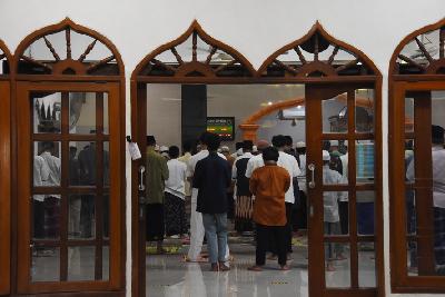 Warga melaksanakan shalat Tarawih berjamaah di Masjid An-Nur, Abadi Jaya, Depok, Jawa Barat, 25 April 2020. ANTARA/Indrianto Eko Suwarso