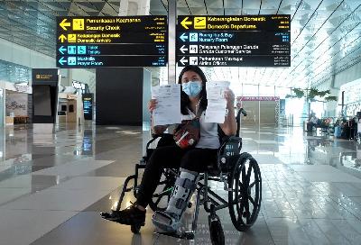 Calon penumpang menunjukan surat syarat terbang ijin khusus berobat di Terminal 3 Bandara Soekarno Hatta, Tangerang, Banten,  7 Mei 2020.  TEMPO / Hilman Fathurrahman W