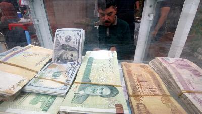 Penukaran mata uang asing, yang memperlihatkan Rial Iran dan Dollar Amerika di Basra, Irak, November 2018./REUTER/FILE/ESSAM AL SUDANI