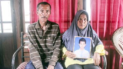 Orang tua dari Ari (24), salah satu Anak Buah Kapal (ABK) Long Xing 629 di Desa Serdang Menang, Ogan Komering Ilir, Sumatera Selatan, 9 Mei 2020. ANTARA/Triyan Wahyudi