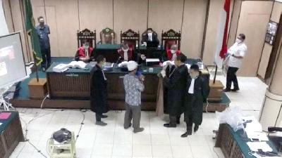 Tangkapan layar dari siaran langsung saat Saksi Nursalim mengecek bukti baju gamis milik Novel Baswedan yang dibawa Jaksa di Pengadilan Negeri Jakarta Utara, 6 Mei 2020./Antara/Livia Kristianti