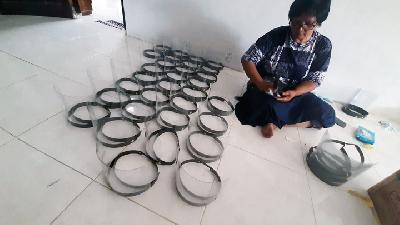 Pembuatan face shield yang dipelopoori Bagas Pratondo Aji, dan dilanjutan untuk diberikan secara gratis kepada tenaga medis di Klaten, Yogyakarta, Maret 2020. Dokumentasi Bagas Pratondo Aji