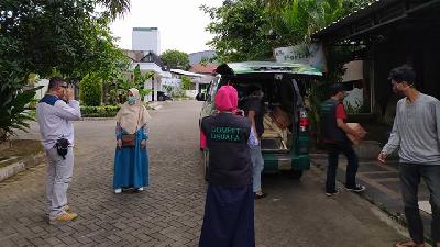 Bongkar muat bantuan dari dompet dhuafa dan Polda Sulsel ke Rumah Perdik Sulawesi Selatan, 22 April 2020. Facebook Perdik Sulses/Ishak Salim besama Rahman Gusdur