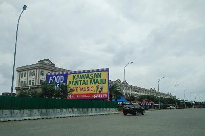 Baliho promosi di pulau reklamasi pulau D, Teluk Jakarta, Jakarta Utara, 2019. [TEMPO/Muhammad Hidayat; HI2019012316]