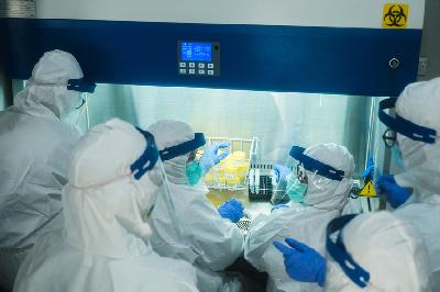Sejumlah dokter sedang berdiskusi saat melakukan ekstraksi dengan metode Polymerase Chain Reaction (PCR) di ruang Laboratorium Biosafety II di RSUD Doris Sylvanus Palangkaraya, Kalimantan Tengah, 6 Mei 2020.  ANTARA/Makna Zaezar
