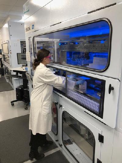 Para ilmuwan terus meneliti untuk mendapatkan vaksin potensial untuk melawan virus corona (Covid-19) di laboratorium Pfizer di Pearl River, New York, Amerika, 5 Mei 2020. Pfizer / Handout via REUTERS.