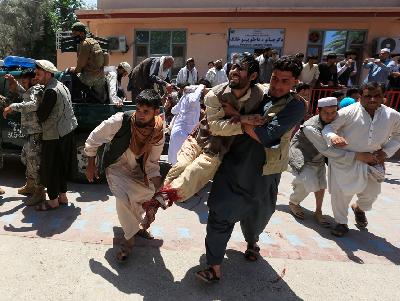 Sejumlah pria membawa korban-korban luka ke rumah sakit menyusul serangan bom bunuh diri dalam pemakaman di Jalalabad, Afghanistan, 12 Mei 2020. REUTERS/Parwiz
