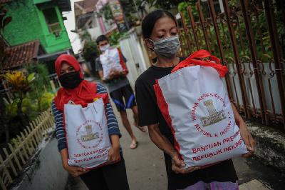 Warga membawa bantuan sosial dari Presiden untuk warga terdampak COVID-19 di Cibeunying Kidul, Bandung, Jawa Barat, 4 Mei 2020. ANTARA/Raisan Al Farisi