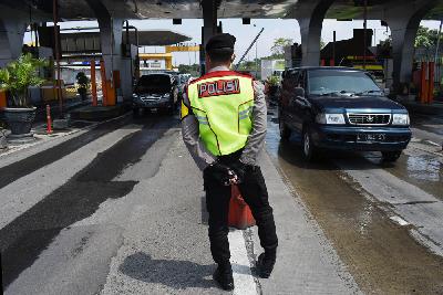 Polisi mengawasi kendaraan di check point PSBB exit tol Cileunyi, Kabupaten Bandung, Jawa Barat, 12  Mei 2020. TEMPO/Prima Mulia