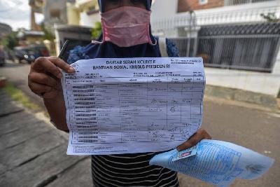 Warga mengembalikan bantuan sosial dari Presiden untuk warga terdampak COVID-19 di Cempaka Putih Barat, Jakarta, 23 April 2020. Tempo/Tony Hartawan