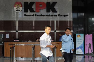 Taufik Hidayat (kiri) setelah diperiksa sebagai saksi terkait kasus dugaan suap Kementerian Pemuda dan Olahraga di Gedung Komisi Pemberantasan Korupsi (KPK), Jakarta, Agustus 2019.   TEMPO/Muhammad Hidayat