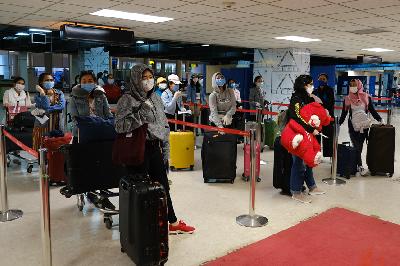 Warga Negara Indonesia (WNI) antre untuk mendaftar ketika proses repatriasi WNI di Bandar Udara Internasional Colombo, Sri Lanka, 24 April 2020. ANTARA/Lutfi Andaru