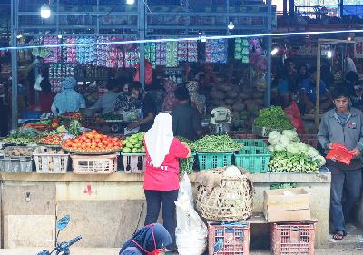 Warga berbelanja di pasar Parung, Bogor, 23 April 2020.  Tempo/Nurdiansah