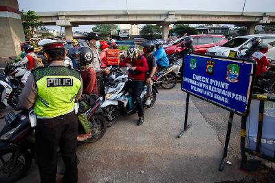 Pemeriksaan kendaraan yang melintasi Check Point Pembatasan Sosial Berskala Besar (PSBB) di kawasan Kalimalang, Bekasi, Jawa Barat, 13 Mei 2020. ANTARA/Dhemas Reviyanto