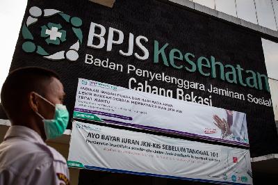Petugas keamanan berjaga di depan kantor BPJS Kesehatan di Bekasi, Jawa Barat, 13 Mei 2020. ANTARA/Dhemas Reviyanto