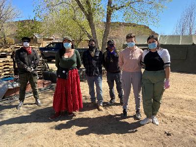 Relawan di pusat bantuan bagi warga Indian Navajo yang menghadapi wabah Covid-19 di Hogback, Shiprock, New Mexico, Amerika Serikat, 7 April 2020. REUTERS/Andrew Hay