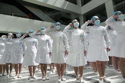 Perawat dengan mengenakan masker ikut dalam acara untuk memperingati Hari Perawat Internasional, di Rumah Sakit Tongji Wuhan di Wuhan, Cina, kota paling parah terkena wabah corona, pada 12 Mei 2020. China Daily via REUTERS