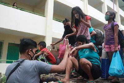 Warga dievakuasi untuk menghindari Topan Vongfong di Kota Legazpi, Albay, Filipina, 14 Mei lalu.