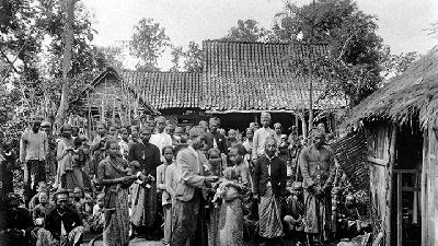 Vaccination of a village near Bondowoso, East Java, by a Javanese doctor, 1910./KITLV