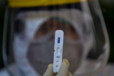 Tim medis menunjukkan alat rapid test di Jakarta, 20 April lalu.
