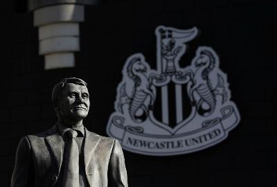 Patung Bobby Robson, salah satu pelatih legendaris, di luar Stadion St James Park.