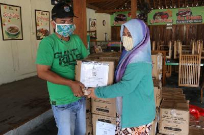 Pemerintah Provinsi DKI Jakarta memberikan bantuan bahan pokok tahap kedua kepada warga yang tidak mampu atau yang membutuhkan di Kelurahan Cilangkap, Kecamatan Cipayung, Jakarta Timur, kemarin